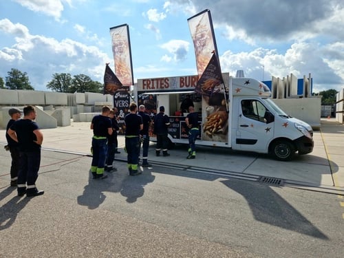 Een jaar lang geen ongevallen bij Kemper Beton Tilburg, dus komt de frietkraam op bezoek