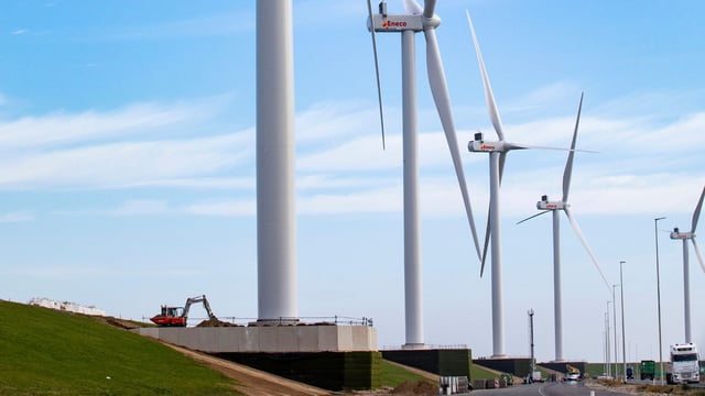 Een van windmolens van Windpark Maasvlakte 2 met keerwanden van Kemper Beton in terp