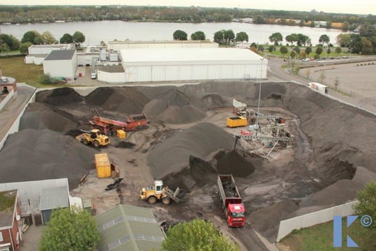Terreininrichting bij Heijmans asfaltcentrales: opslagconstructies, omheiningen en hellingbaan