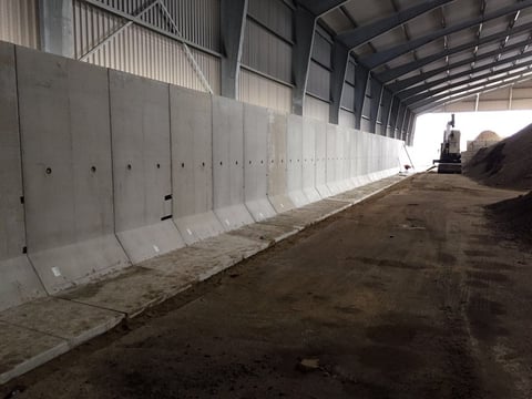 Keerwanden vervangen betonblokken bij op- en overslag STRABAG Roermond