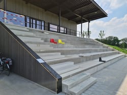 Betonnen keerwand als tribune